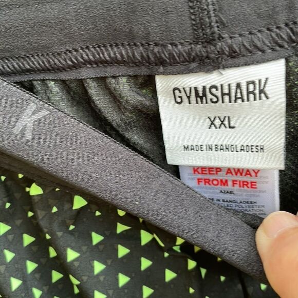 GYMSHARK SHORTS IN BLACK AND GREEN - Picture 3 of 4